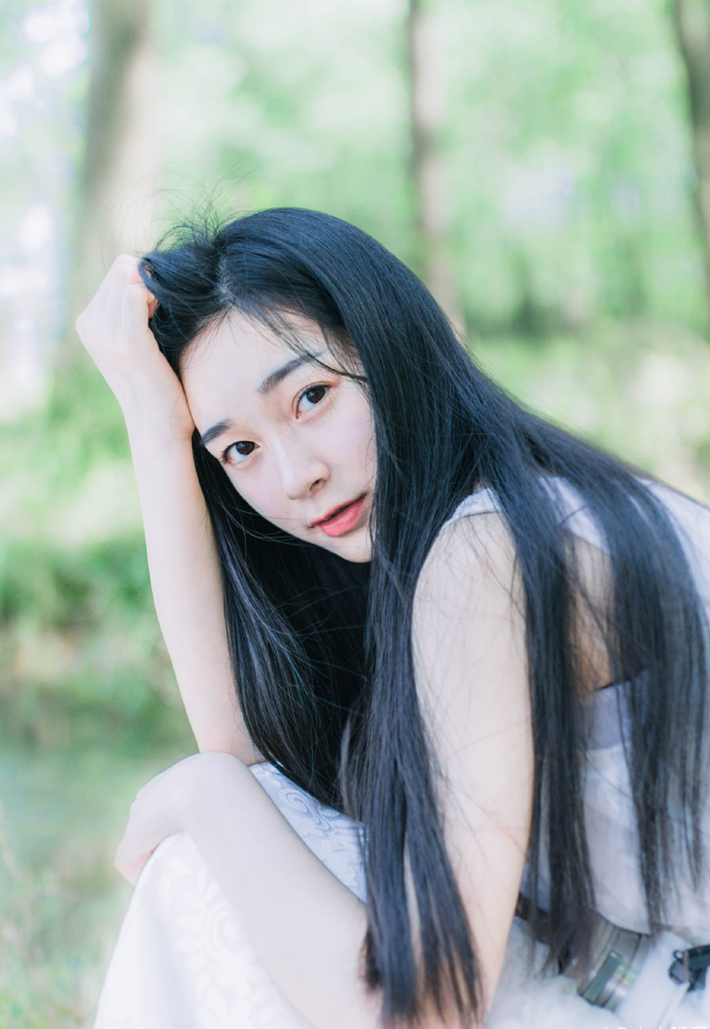 你是我此生铭记的过客良人，我却不过是你转身即忘的红尘路人。
